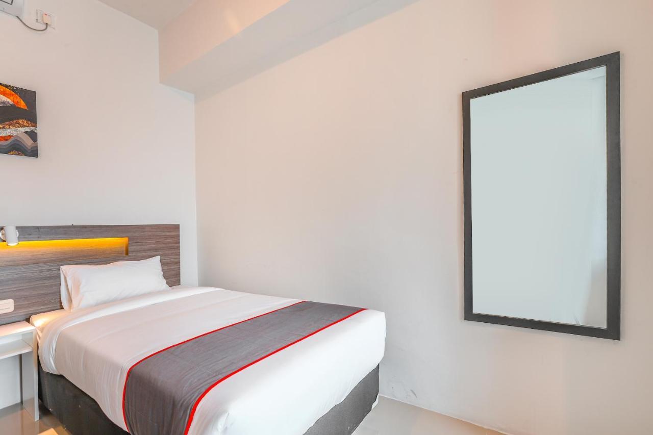 Super Oyo Collection O 16 Vittoria Residence Jakarta Buitenkant foto