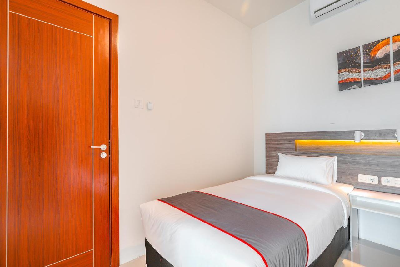 Super Oyo Collection O 16 Vittoria Residence Jakarta Buitenkant foto